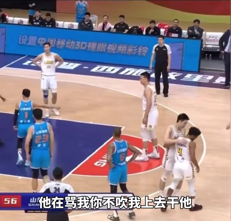 被庫克罵毛了？高詩巖對(duì)裁判說：他再罵我你不吹，我就上去干他?。ǜ咴妿r對(duì)新疆）